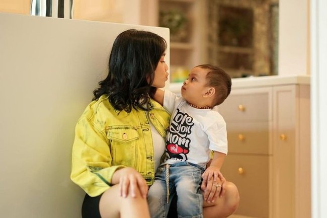 Unggahan Fuji saat bersama Gala pun selalu banjir komentar dari para netizen. Tak sedikit yang memuji dan memberikan komentar positif. Hallo anak baik.... komentar salah seorang netizen. Kesayangan semua, sehat2 kalian, tambah netizen lain. Foto: Instagram/@fuji_an