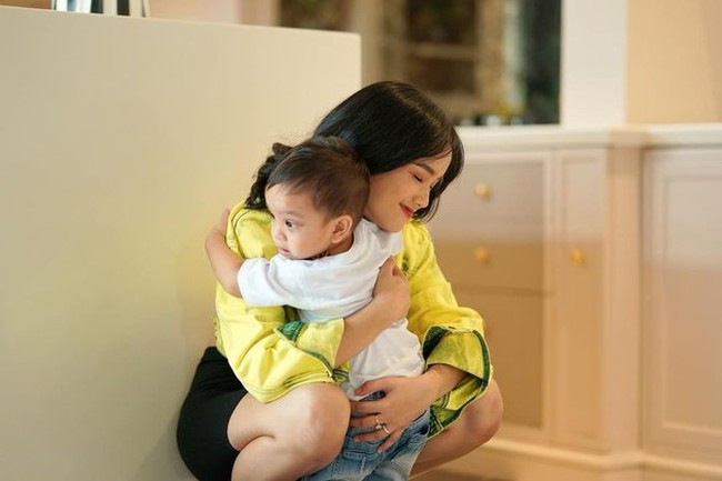 Fuji sendiri diketahui memang sudah sering menginap di rumah Vanessa dan Bibi sebelum pasangan suami-istri itu meninggal. Jadi tak heran jika Fuji sangat dekat dengan keponakannya, Gala Sky. Gala Sky pun terlihat bahagia berada di dekat Fuji. Foto: Instagram/@fuji_an