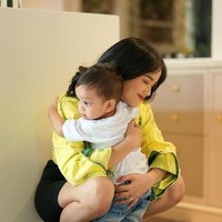 Fuji sendiri diketahui memang sudah sering menginap di rumah Vanessa dan Bibi sebelum pasangan suami-istri itu meninggal. Jadi tak heran jika Fuji sangat dekat dengan keponakannya, Gala Sky. Gala Sky pun terlihat bahagia berada di dekat Fuji. Foto: Instagram/@fuji_an