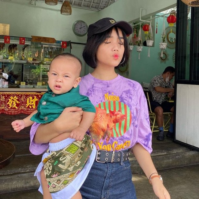 Di usianya yang masih sangat muda, tentu menggantikan peran seorang ibu bukanlah hal yang mudah. Namun demi keponakan yang disayanginya, Fuji rela melakukan hal itu. Foto: Instagram/@fuji_an