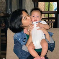 Seperti dalam foto yang satu ini, Fuji dan Gala terlihat bahagia ketika bersama. Bagaimana menurutmu, Fuji sudah cocok belum menjadi mama muda untuk Gala Sky? Foto: Instagram/@fuji_an