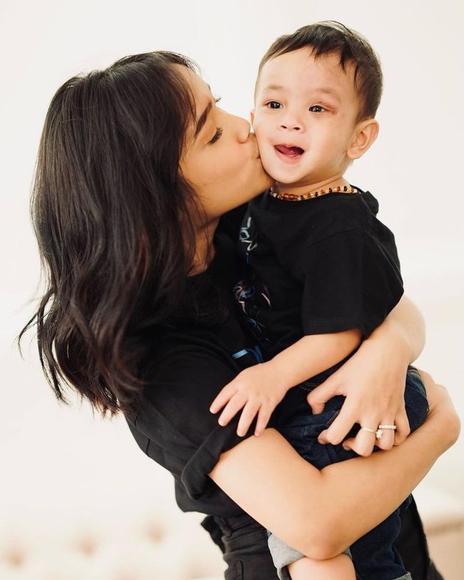 Vanessa Angel dan sang suami, Bibi Ardiansyah telah meninggal dunia akibat kecelakaan maut yang dialaminya. Keduanya telah pergi dan meninggalkan putra semata wayangnya, Gala Sky yang kini dirawat oleh adik Bibi, Fuji. Foto: Instagram/@fuji_an