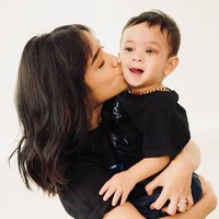 Vanessa Angel dan sang suami, Bibi Ardiansyah telah meninggal dunia akibat kecelakaan maut yang dialaminya. Keduanya telah pergi dan meninggalkan putra semata wayangnya, Gala Sky yang kini dirawat oleh adik Bibi, Fuji. Foto: Instagram/@fuji_an