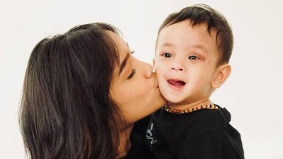 8 Gaya Fuji saat Momong Gala Sky, Aura Mama Mudanya Terpancar