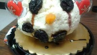 Cake yang ini berbentuk Snow Man alias boneka salju tapi masih kurang sempurna ya hasilnya. Lapisan krim pada cake ini justru terlihat berantakan.  Foto: cakewreck