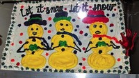 Tiga buah snow man menghias cake berbentuk persegi ini. Tetapi warna krim yang dipakai bukanlah berwarna putih seperti warna salju. Pembuatnya lebih memilih menggunakan krim berwarna kuning. Hasilnya seperti ini! Foto: cakewreck