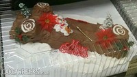 Di beberapa negara, Yule Log kerap hadir sebagai kue Natal. Sekilas tampak mudah membuat kue berbentuk batang kayu ini padahal dibutuhkan trik khusus. Kalau tak tahu caranya, ya akan jadi seperti ini. Foto: cakewreck