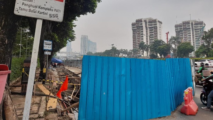 Galian Drainase di Jl Gatot Subroto (Gatsu), Selasa (21/12/2021),
