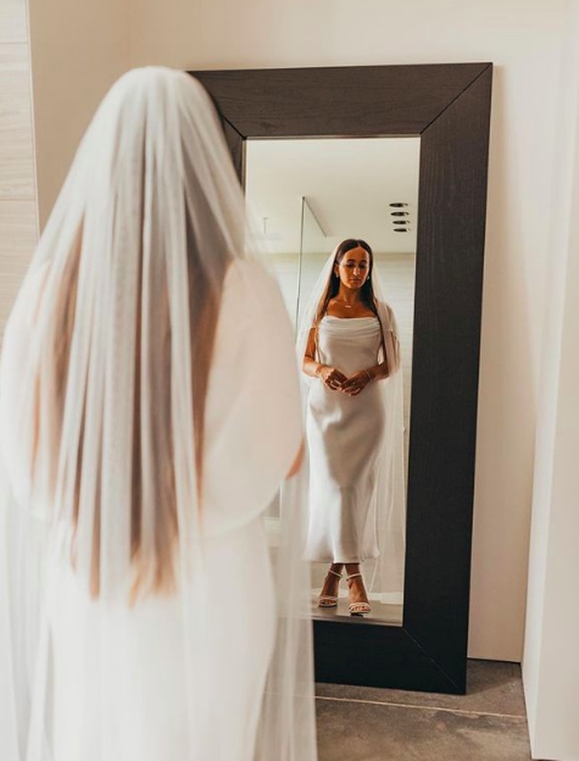 Dia menunjukkan gaun sutra putih panjang dengan potongan off-shoulder. Gaun tersbeut dibeli Rachel di toko barang bekas. Foto: dok. Instagram/@rachelmuse