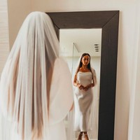 Dia menunjukkan gaun sutra putih panjang dengan potongan off-shoulder. Gaun tersbeut dibeli Rachel di toko barang bekas. Foto: dok. Instagram/@rachelmuse