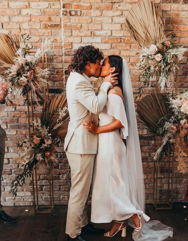 “Aku membeli dress sutra ini tepat setelah bertunangan, dan aku menggunakannya untuk upacara,” ungkapnya di TikTok. Foto: dok. Instagram/@rachelmuse