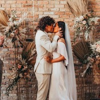 “Aku membeli dress sutra ini tepat setelah bertunangan, dan aku menggunakannya untuk upacara,” ungkapnya di TikTok. Foto: dok. Instagram/@rachelmuse