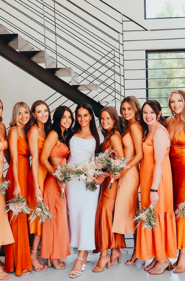 Gaun klasik tersebut memang tampak sederhana, namun memiliki sisi elegan, dan tidak tampak murahan. Netizen pun terkejut dengan harga gaun tersebut sekaligus memuji penampilan Rachel. Penampilan Rachel itu bahkan dipuji seperti gaun pernikahan Meghan Markle “Mengingatkanku dengan Meghan Markle,” komentar netizen lainnya. Foto: dok. Instagram/@rachelmuse