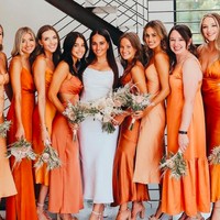 Gaun klasik tersebut memang tampak sederhana, namun memiliki sisi elegan, dan tidak tampak murahan. Netizen pun terkejut dengan harga gaun tersebut sekaligus memuji penampilan Rachel. Penampilan Rachel itu bahkan dipuji seperti gaun pernikahan Meghan Markle “Mengingatkanku dengan Meghan Markle,” komentar netizen lainnya. Foto: dok. Instagram/@rachelmuse