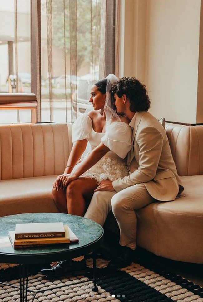 Lengan balon bervolume memberikan kesan vintage. Foto: dok. Instagram/@rachelmuse