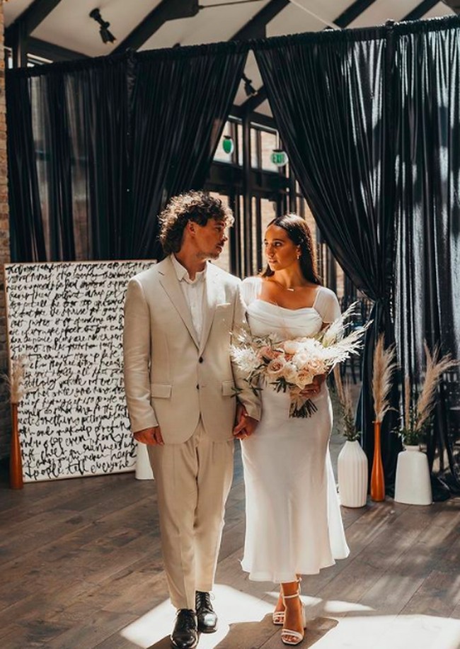 Inilah potret Rachel Connealy dengan gaun pengantinnya yang viral. Di TikToknya, Rachel mengungkap harga gaun pengantinnya tersebut US$ 3 atau sekitar Rp 43 ribu. Foto: dok. Instagram/@rachelmuse