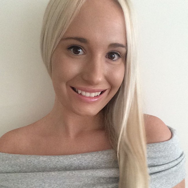 Keinginan Gemma untuk kurus agar merasa lebih baik membuatnya jadi menolak dan memuntahkan makanan. Ia pun akhirnya terlalu kurus hingga beratnya hanya 28 kg. Hal itu sampai mengganggu kesehatannya dan ia mengalami kesakitan selama bertahun-tahun. Sang ayah pun selalu khawatir apakah anaknya masih hidup setiap pagi. Foto: Instagram @gemswalker