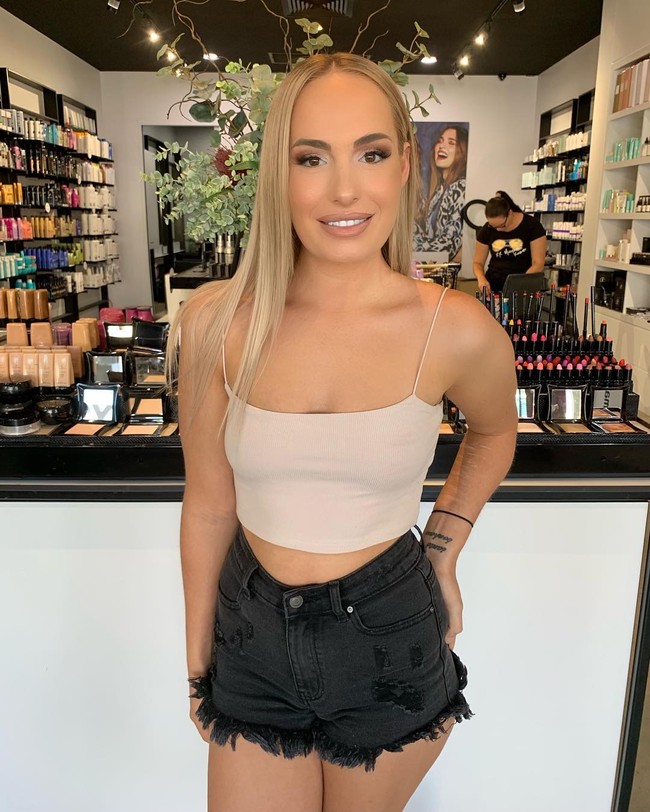 Ketika itu, Gemma memang setuju untuk dirawat tapi ia sering menipu dokter dengan menempel barbel di tubuhnya saat ditimbang. Ia pun mengakui jika masa-masa itu gila. Itu benar-benar gila. Hidupku benear-benar penuh dengan kebohongan. Sepanjang hari aku terpaku pada angka, ujarnya. Foto: Instagram @gemswalker