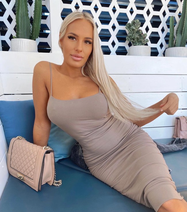 Jika melihat penampilan Gemma Walker sekarang, kamu mungkin tidak akan percaya bahwa ia pernah mengalami anoreksia dan bulimia hingga tubuhnya kurus kering. Ia mengatakan jika hal tersebut disebabkan karena bullying dan tekanan dari keluarga. Foto: Instagram @gemswalker