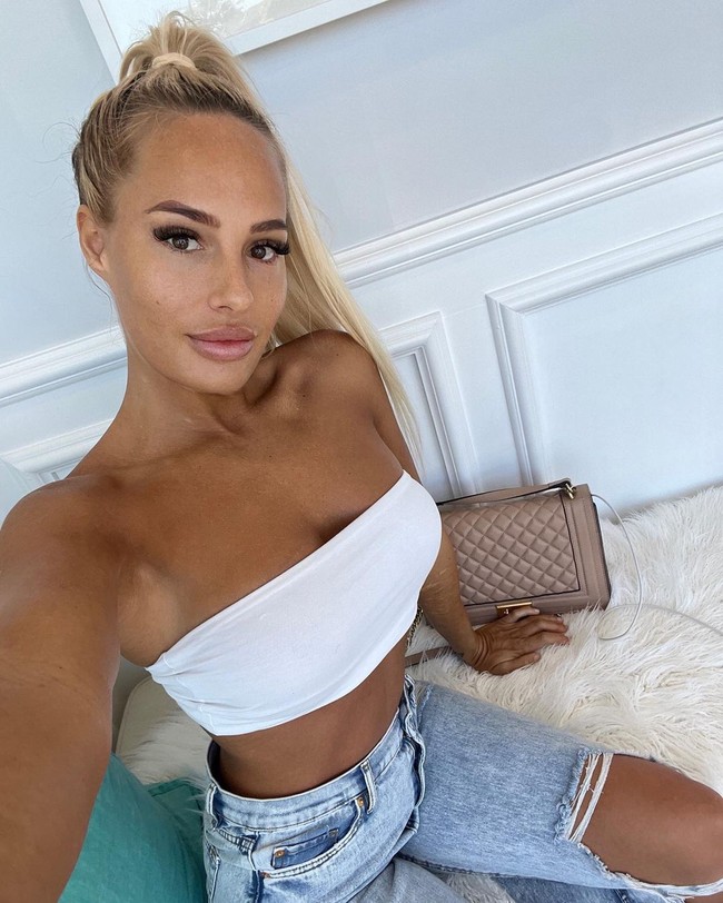 Gemma bahkan sering mengunggah penampilan seksi. Tak hanya lebih berisi, tubuhnya kini juga terbentuk.Kini wanita 28 tahun itu percaya diri dengna penampilannya dan sering berpose selayaknya selebgram di Instagram. Foto: Instagram @gemswalker