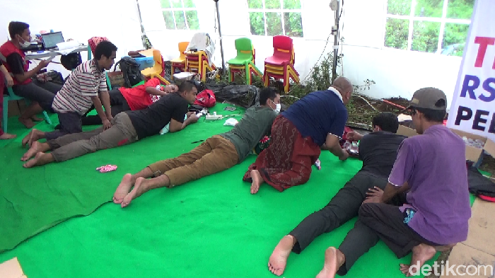 Tunanetra di Lumajang memberi layanan pijat gratis pada pengungsi dan relawan erupsi Semeru. Mereka dari Persatuan Tunanetra Indonesia (Pertuni) Lumajang.