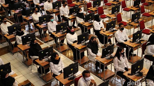 Ratusan calon pegawai melaksanakan Computer Assisted Test (CAT) untuk seleksi kompetensi dasar sebagai calon aparatur sipil negara dan calon Pegawai Pemerintah dengan Perjanjian Kerja (CPPPK) tahun 2021 di Auditorium G.H.P Haryo Mataram Universitas Sebelas Maret, Solo, Jawa Tengah, Rabu (15/9).
