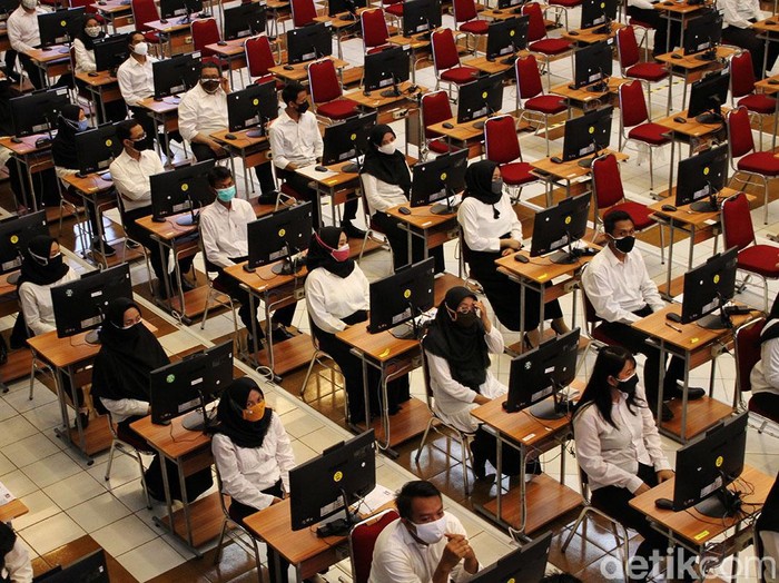 Ratusan calon pegawai melaksanakan Computer Assisted Test (CAT) untuk seleksi kompetensi dasar sebagai calon aparatur sipil negara dan calon Pegawai Pemerintah dengan Perjanjian Kerja  (CPPPK) tahun 2021 di Auditorium G.H.P Haryo Mataram Universitas Sebelas Maret, Solo, Jawa Tengah, Rabu (15/9).