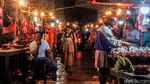Hiruk Pikuk Aktivitas di Pasar Kebayoran Lama Jelang Nataru