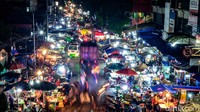 Biasanya, pedagang menjajakan dagangannya di pinggir jalan sampai pukul 06.00 WIB karena jalanan akan dipakai untuk pengendara.