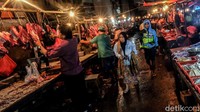 Beberapa pedagang dan pembeli tampak tak memakai masker saat beraktivitas di Pasar Kebayoran Lama.