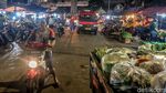 Hiruk Pikuk Aktivitas di Pasar Kebayoran Lama Jelang Nataru