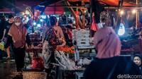 Guna mengantisipasi penyebaran virus Corona, pasar tradisional tetap diberlakukan pembatasan.