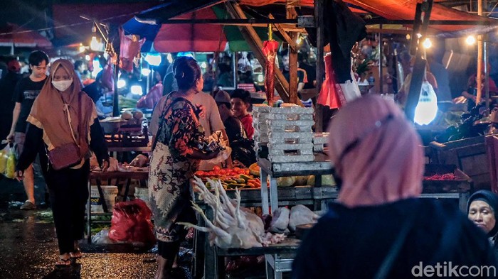 Pasar Kebayoran Lama ramai didatangi warga sejak pagi hari. Berbagai keperluan dapur mulai bumbu hingga daging diburu warga menjelang Natal dan Tahun Baru.