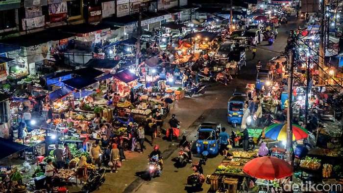 Hiruk Pikuk Aktivitas di Pasar Kebayoran Lama Jelang Nataru Pasar Kebayoran Lama ramai didatangi warga sejak pagi hari. Berbagai keperluan dapur mulai bumbu hingga daging diburu warga menjelang Natal dan Tahun Baru.