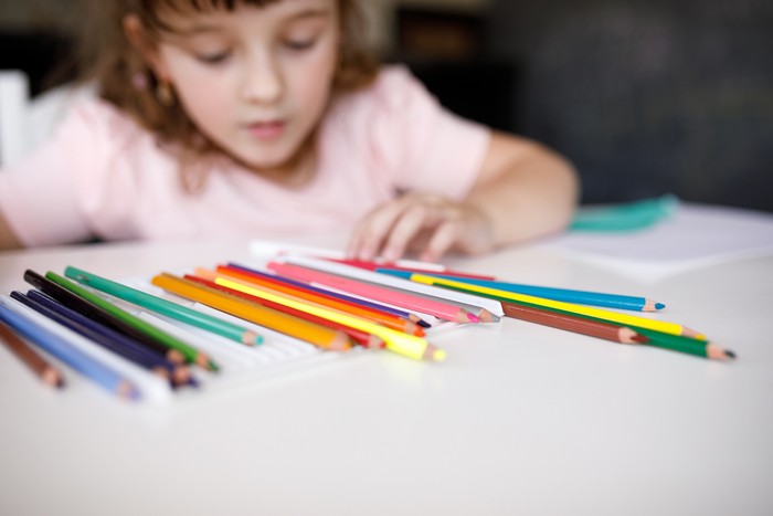 Ilustrasi anak melihat pensil warna