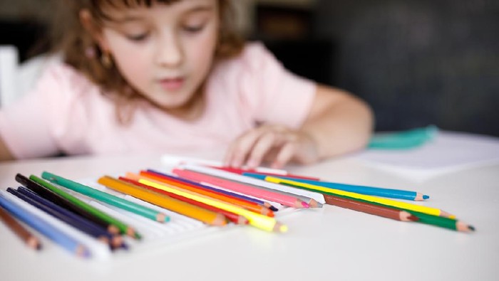 Ilustrasi anak melihat pensil warna