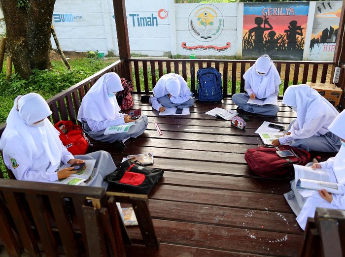 Ilustrasi Anak Sekolah SMA sedang belajar