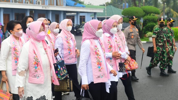 Iriana Joko Widodo dan Wury Ma’ruf Amin bertolak ke Jawa Barat tinjau vaksinasi Covid-19 bagi anak usia 6-11 tahun