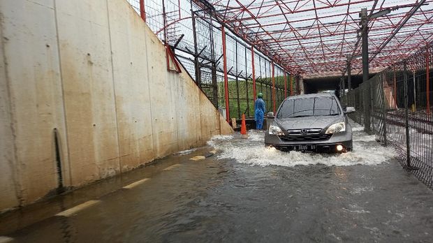 Jalan M1 Bandara Soetta Tangerang Banjir 30 Cm Imbas Hujan Deras (Foto: Khairul/detikcom)