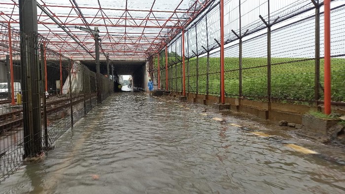 Jalan M1 Bandara Soetta Tangerang Banjir 30 Cm Imbas Hujan Deras (Foto: Khairul/detikcom)