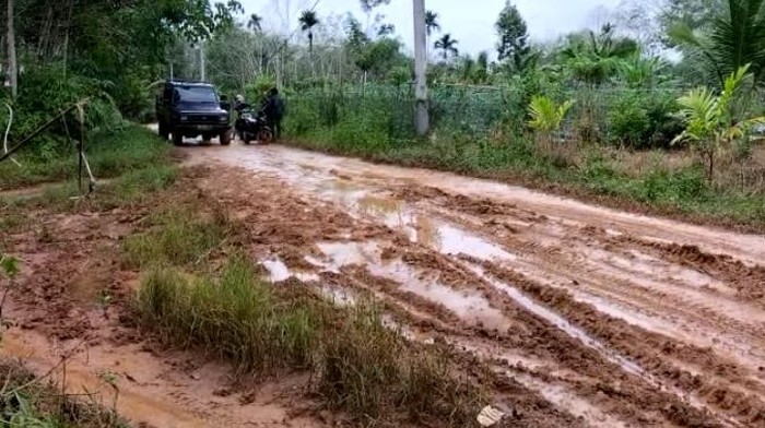 Jalan rusak dan licin dikeluhkan warga.