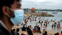 Beragam aktivitas dilakukan oleh wisatawan itu. Sebagian besar sih, mandi-mandi dan sekadar duduk-duduk di bibir pantai. (ANTARA FOTO/Nyoman Hendra Wibowo)