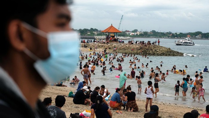 Wisatawan memadati objek wisata Pantai Sanur saat liburan di Denpasar, Bali, Minggu (19/12/2021). Gubernur Bali mengeluarkan edaran tentang pencegahan dan penanggulangan COVID-19 selama periode libur Natal dan Tahun Baru 2022 yang berlaku pada 24 Desember 2021 hingga 2 Januari 2022, salah satunya terkait pembatasan jumlah pengunjung di tempat wisata yang tidak melebihi 75 persen dari kapasitas total dan dengan penerapan protokol kesehatan yang ketat. ANTARA FOTO/Nyoman Hendra Wibowo/aww.