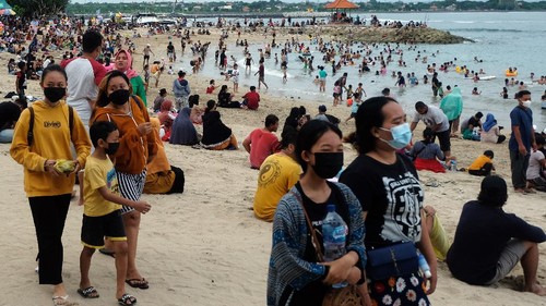 Wisatawan memadati objek wisata Pantai Sanur saat liburan di Denpasar, Bali, Minggu (19/12/2021). Gubernur Bali mengeluarkan edaran tentang pencegahan dan penanggulangan COVID-19 selama periode libur Natal dan Tahun Baru 2022 yang berlaku pada 24 Desember 2021 hingga 2 Januari 2022, salah satunya terkait pembatasan jumlah pengunjung di tempat wisata yang tidak melebihi 75 persen dari kapasitas total dan dengan penerapan protokol kesehatan yang ketat. ANTARA FOTO/Nyoman Hendra Wibowo/aww.