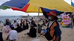 Wah! Wisatawan di Pantai Sanur Tumpah-ruah Jelang Nataru
