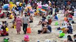 Wah! Wisatawan di Pantai Sanur Tumpah-ruah Jelang Nataru