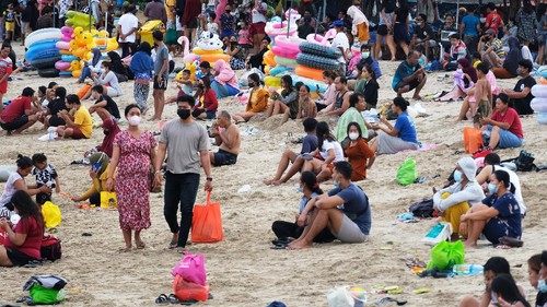 Wisatawan memadati objek wisata Pantai Sanur saat liburan di Denpasar, Bali, Minggu (19/12/2021). Gubernur Bali mengeluarkan edaran tentang pencegahan dan penanggulangan COVID-19 selama periode libur Natal dan Tahun Baru 2022 yang berlaku pada 24 Desember 2021 hingga 2 Januari 2022, salah satunya terkait pembatasan jumlah pengunjung di tempat wisata yang tidak melebihi 75 persen dari kapasitas total dan dengan penerapan protokol kesehatan yang ketat. ANTARA FOTO/Nyoman Hendra Wibowo/aww.