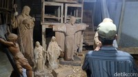 Sejumlah patung rohani sedang dikerjakan, mulai patung Yesus, Bunda Maria, Yesus gembala, hingga relief perjamuan Kudus.