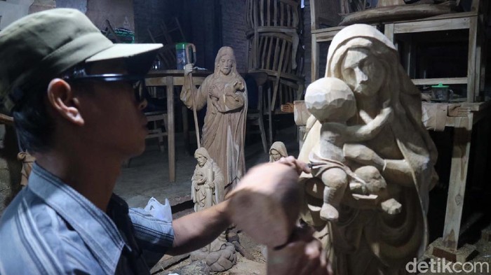 Jelang Natal, Perajin Patung Kebanjiran Order Perayaan Hari Natal menjadi berkah sendiri bagi perajin patung rohani di Kabupaten Jepara, Jawa Tengah. Patung rohani pun dibanjiri pesanan dari pelanggan.