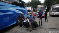 Jumlah penumpang bus antarkota antarprovinsi yang berangkat dari Terminal Kampung Rambutan, Jakarta Timur, meningkat menjelang Natal dan Tahun Baru 2022.